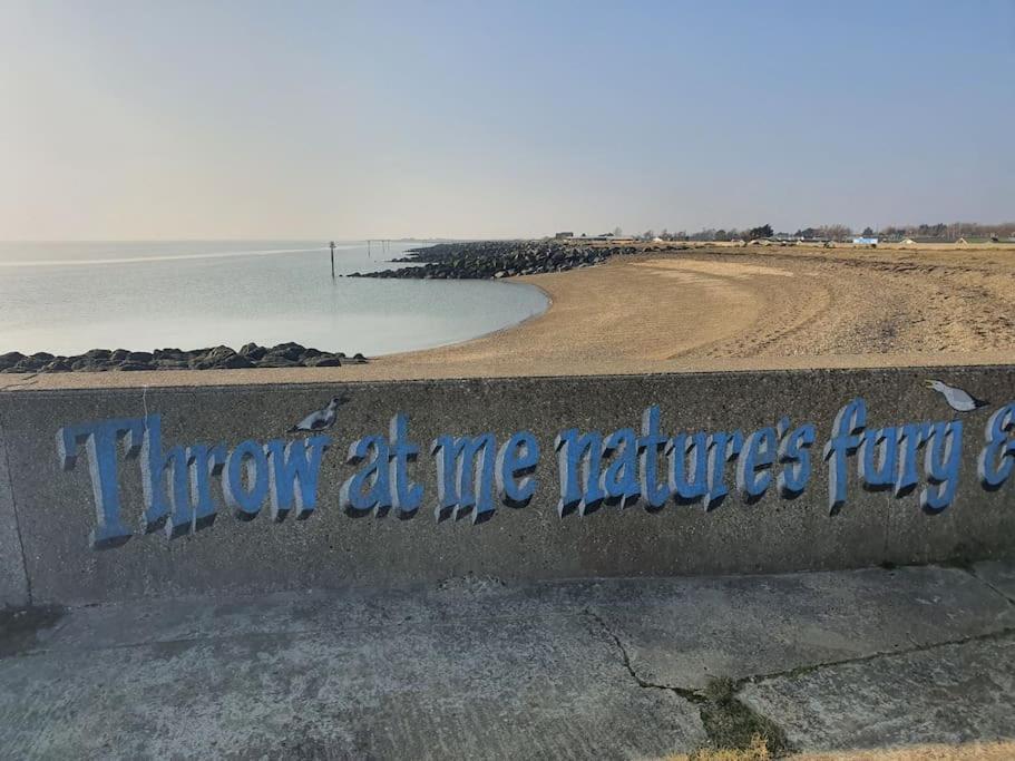 Awave From It All - Escape The City Life Jaywick Sands 外观 照片