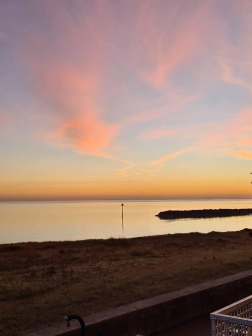 Awave From It All - Escape The City Life Jaywick Sands 外观 照片
