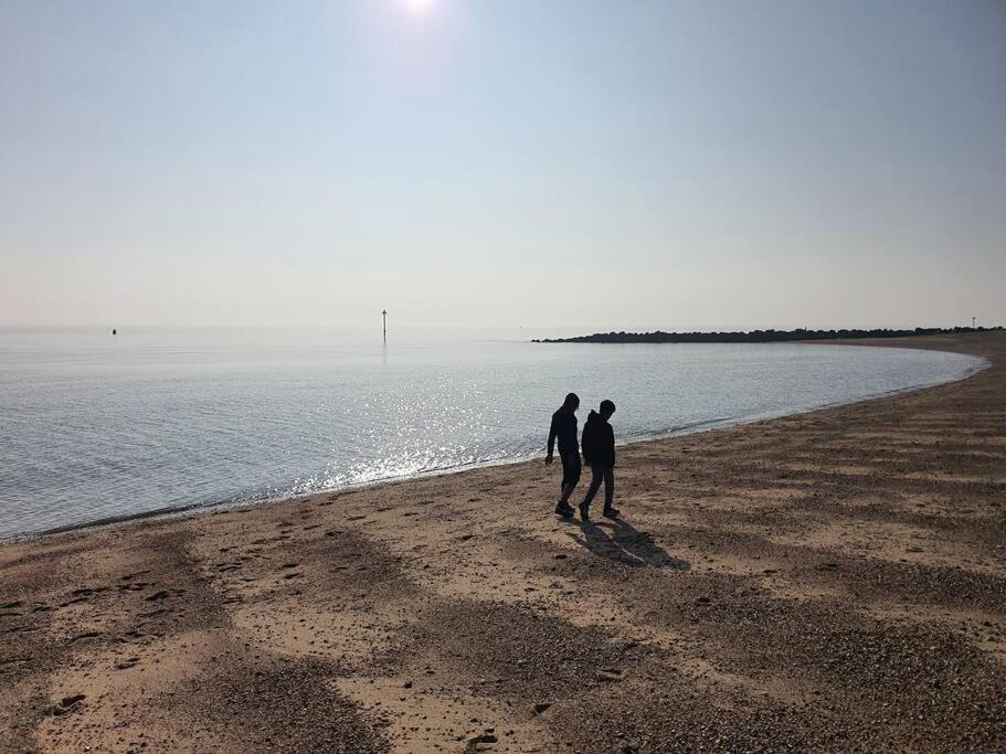 Awave From It All - Escape The City Life Jaywick Sands 外观 照片